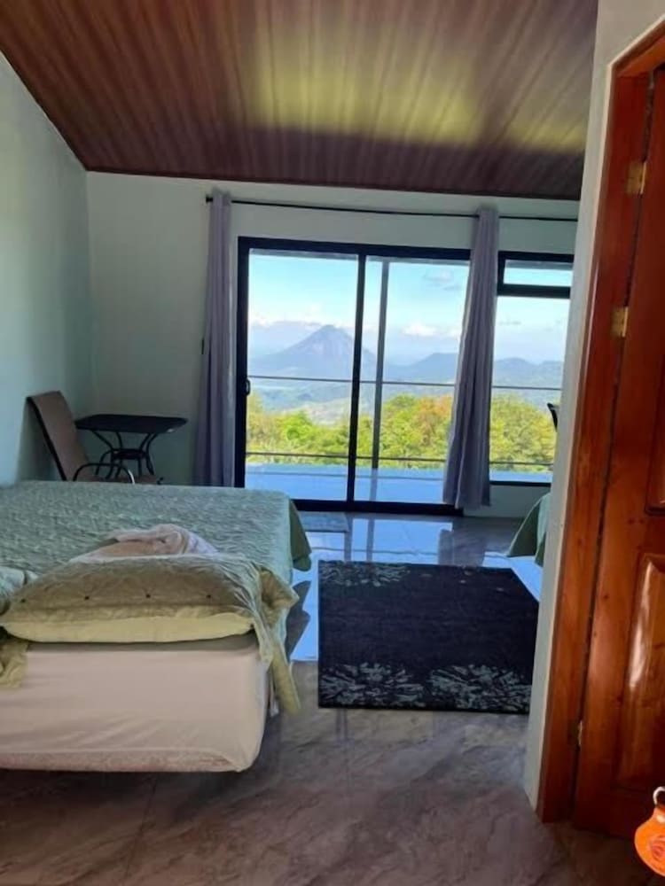 Vista Verde Lodge 5/50