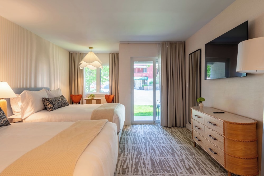 Grand, Meadow, 2 Queen Beds, Accessible