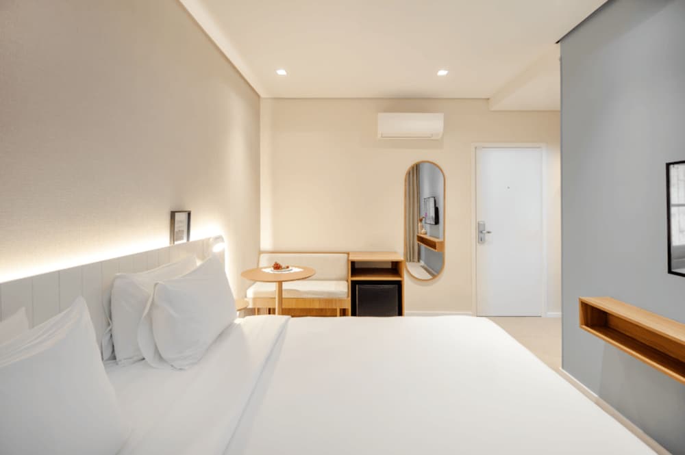 PREMIUM, QUEEN BED