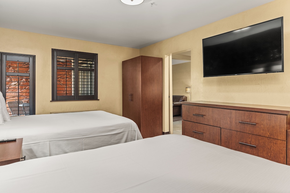Suite, 2 Queen Beds, Balcony