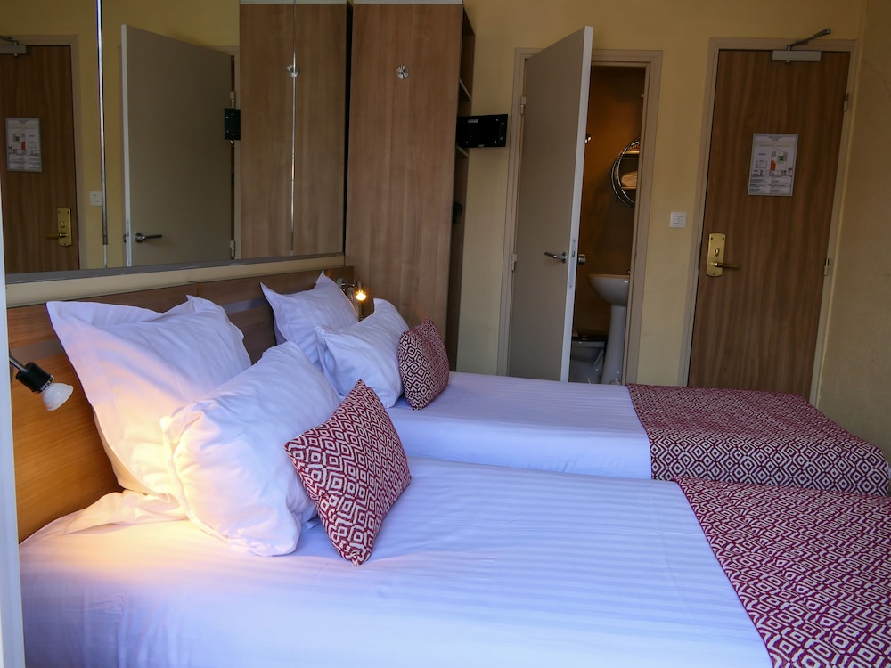 ROOM, TWIN BEDS
