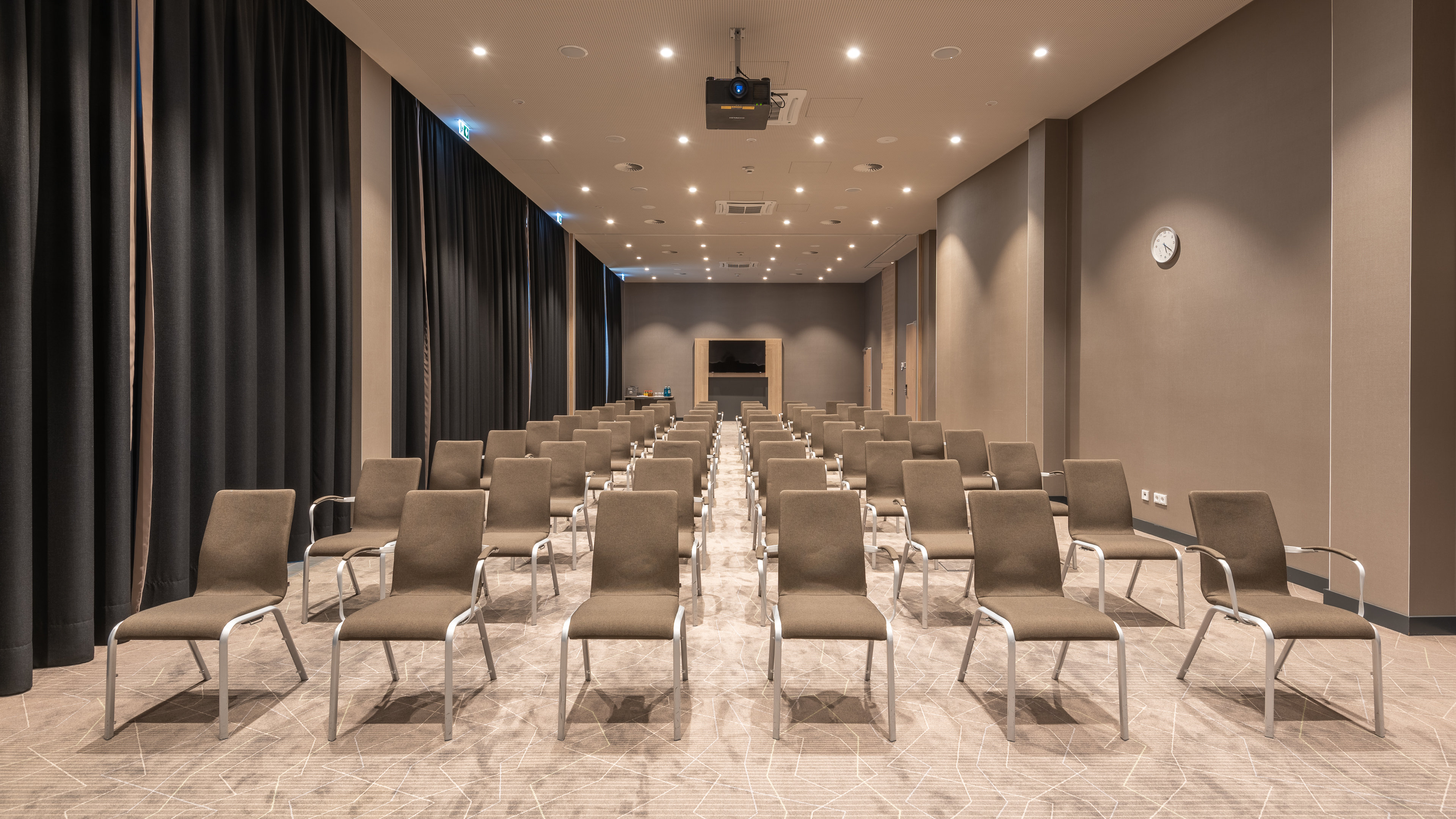 Holiday Inn Frankfurt Airport 70/75