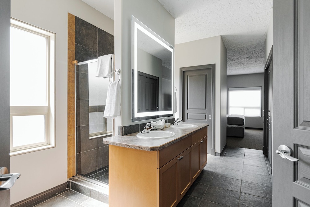 PODOLLAN REZ-IDENCE FORT MCMURRAY 47/50