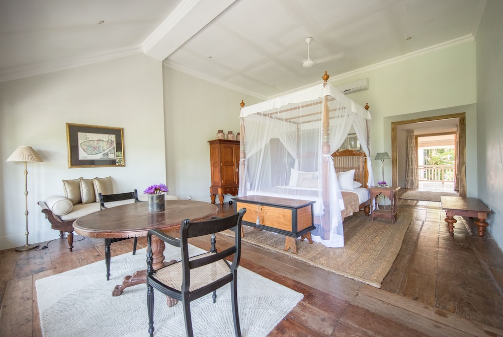 Taru Villas Rampart Street 26/50