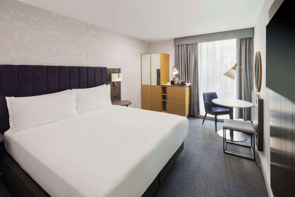 ROOM, KING BED