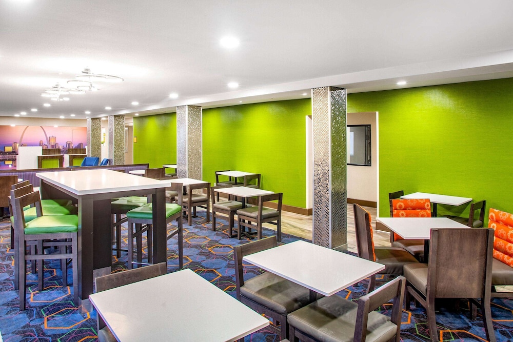 La Quinta Inn St Louis Hazelwood Airport North 49/59