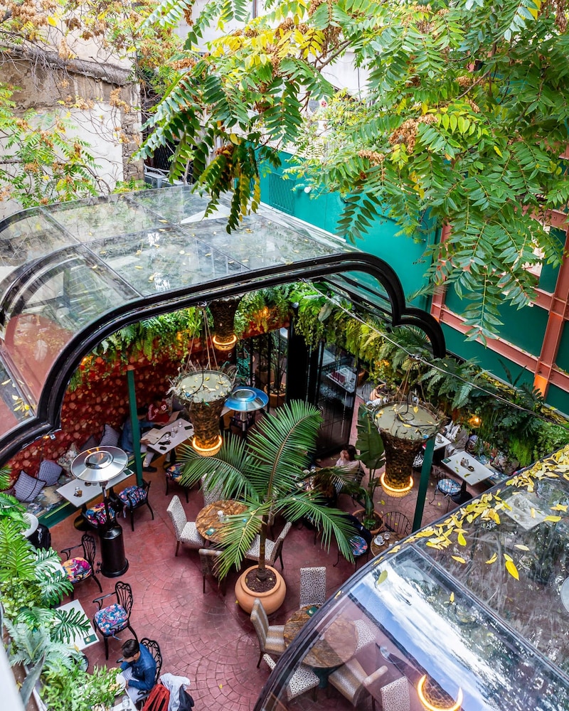 Snob Athens 28/38
