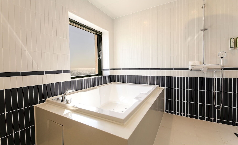 Ava Hotel Songjeong 34/37