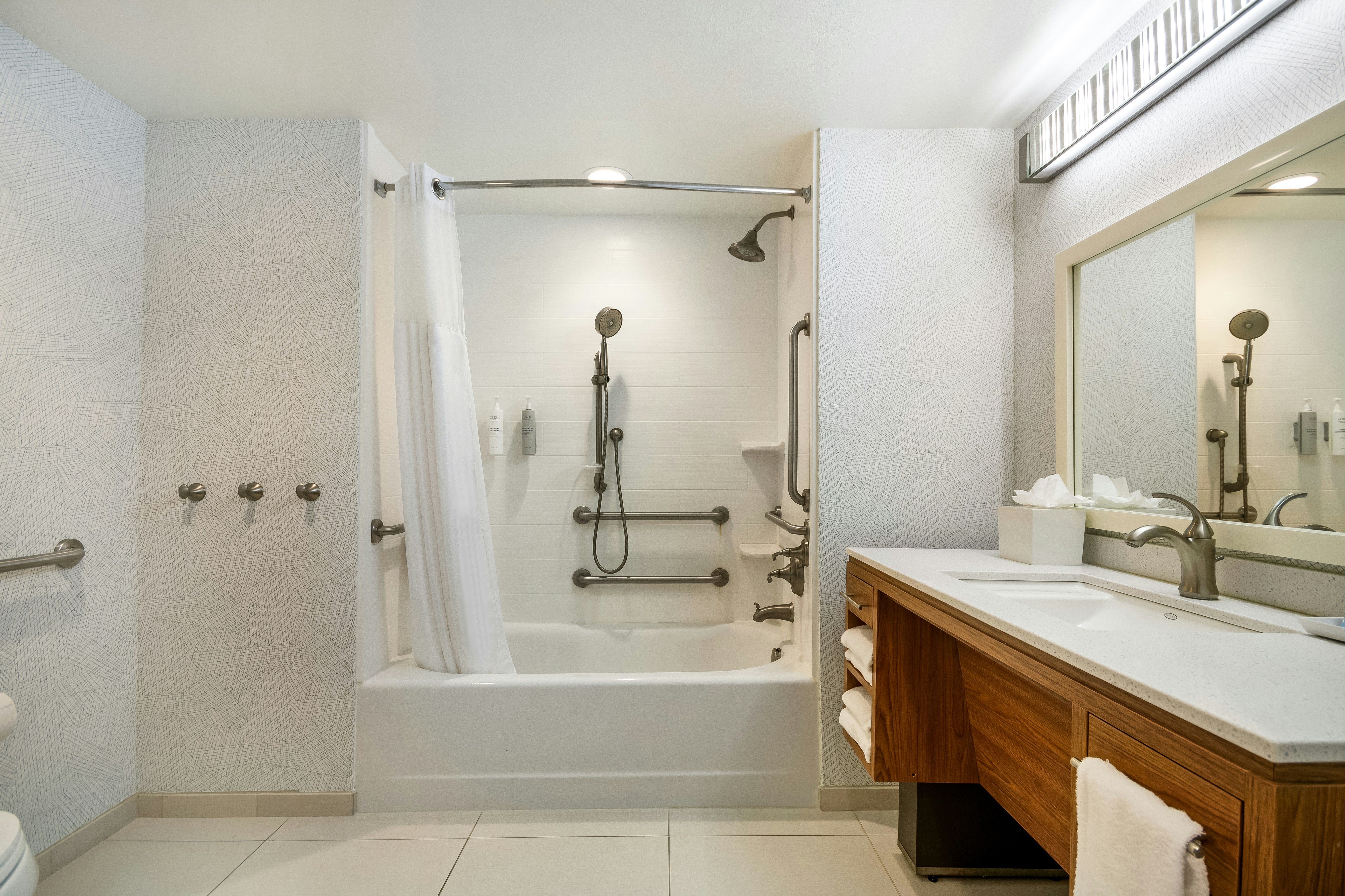 SUITE, KING BED, ACCESSIBLE