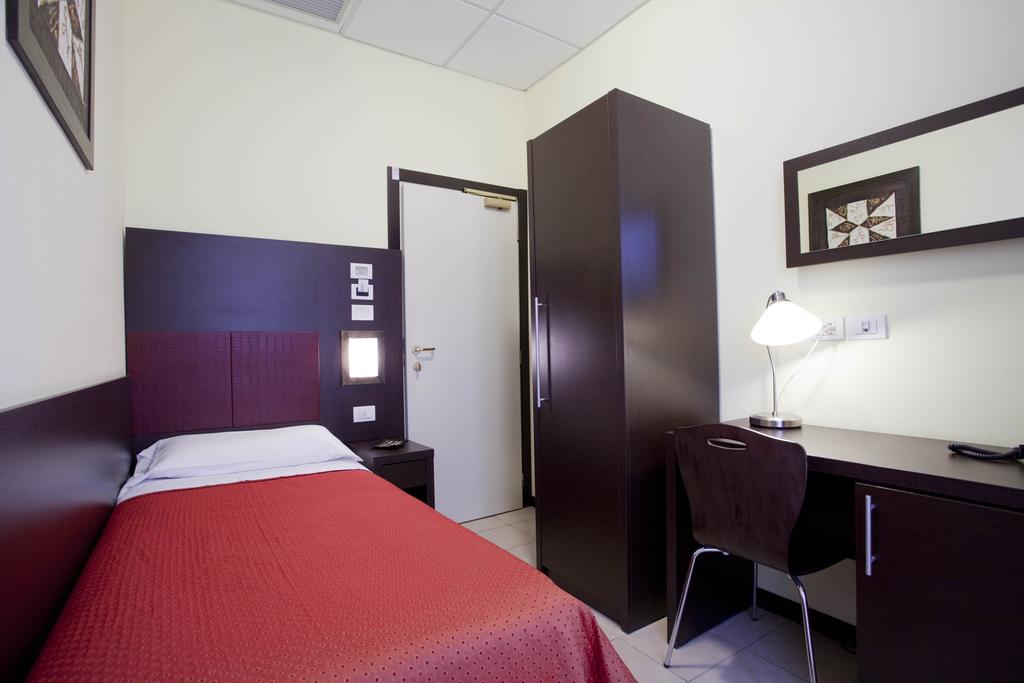 ROOM, SINGLE