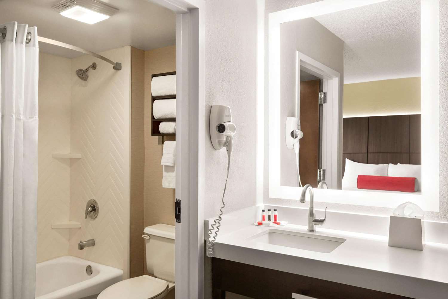 Ramada by Wyndham Suites Orlando Airport 51/56