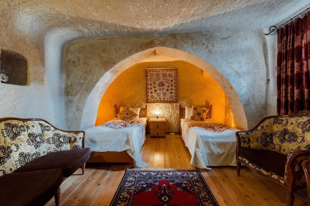 Amber Cave Suites 46/76