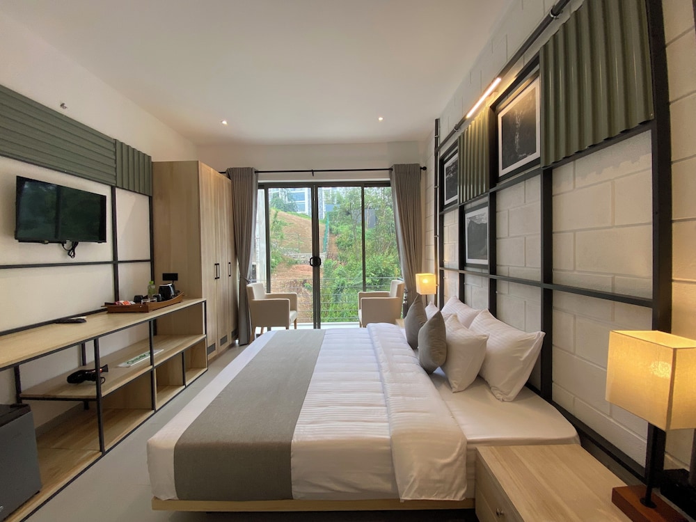 DELUXE, DOUBLE OR TWIN BED, GARDEN VIEW