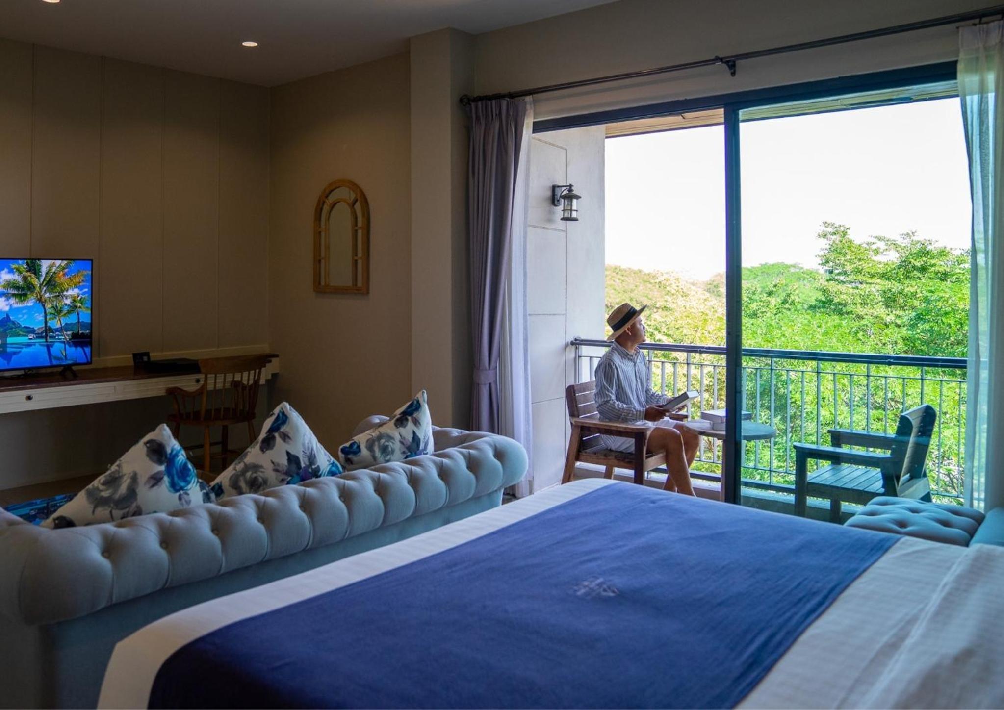 SUITE, KING BED