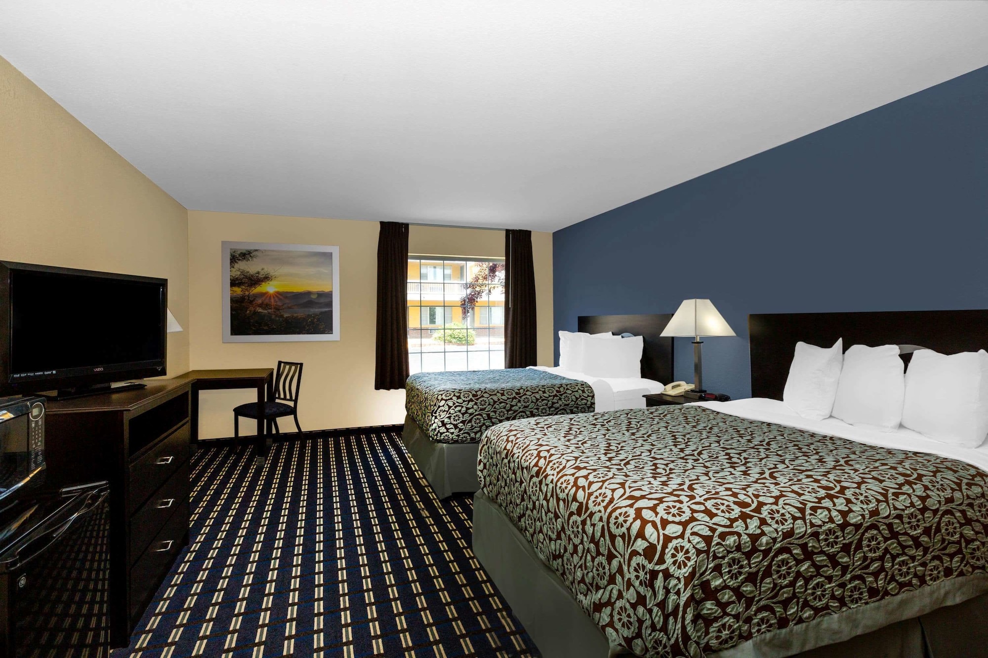 2 Queen Beds Non-Smoking, Micfridge