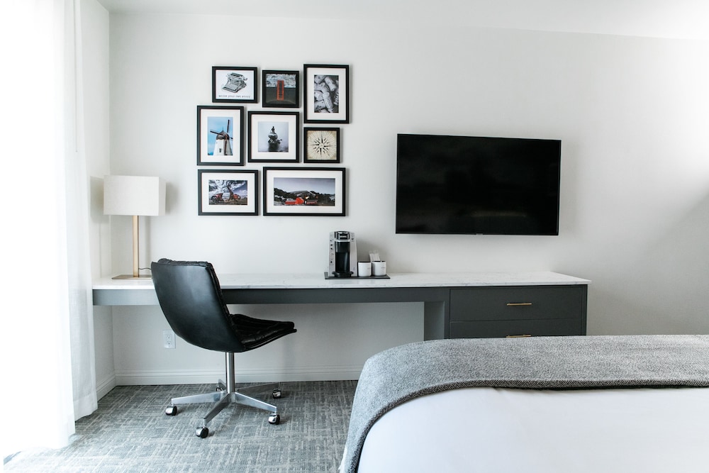 Vinland Hotel and Lounge 63/71