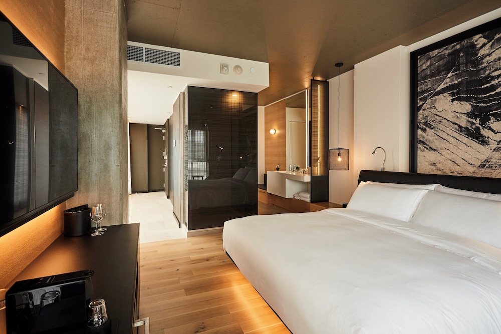 PREMIUM, KING BED, CITY VIEW, CORNER