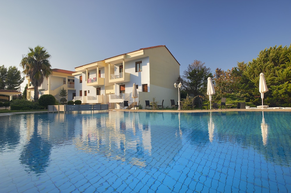 Acrotel Lily Ann Village 6/50