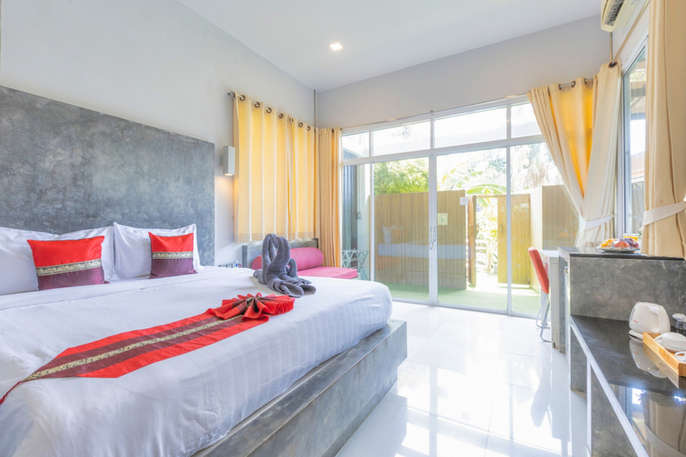 Deluxe Outdoor Jacuzzi Room