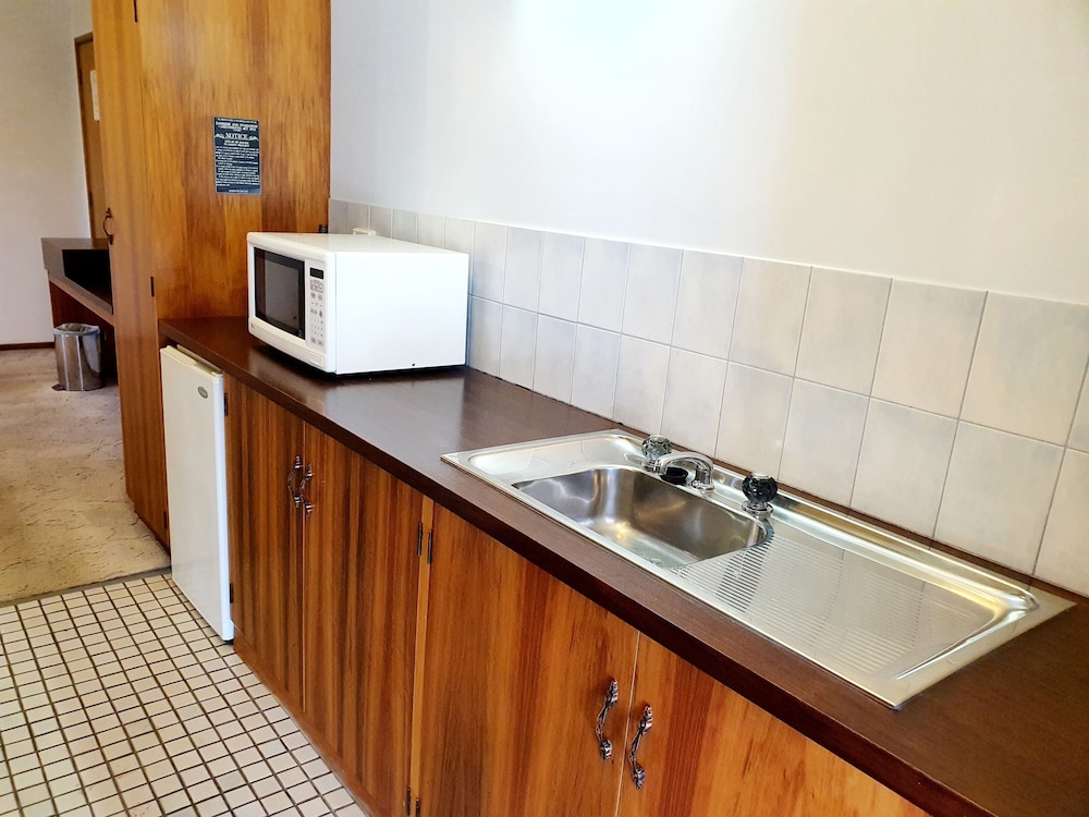 Golden Grain Motor Inn 6/54