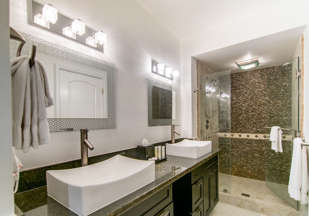 2 Bedrooms, Condo, King and Twin Beds, Ocean Front, 2 Bathrooms, Sofa، Waikiki Shore by OUTRIGGER 4/5