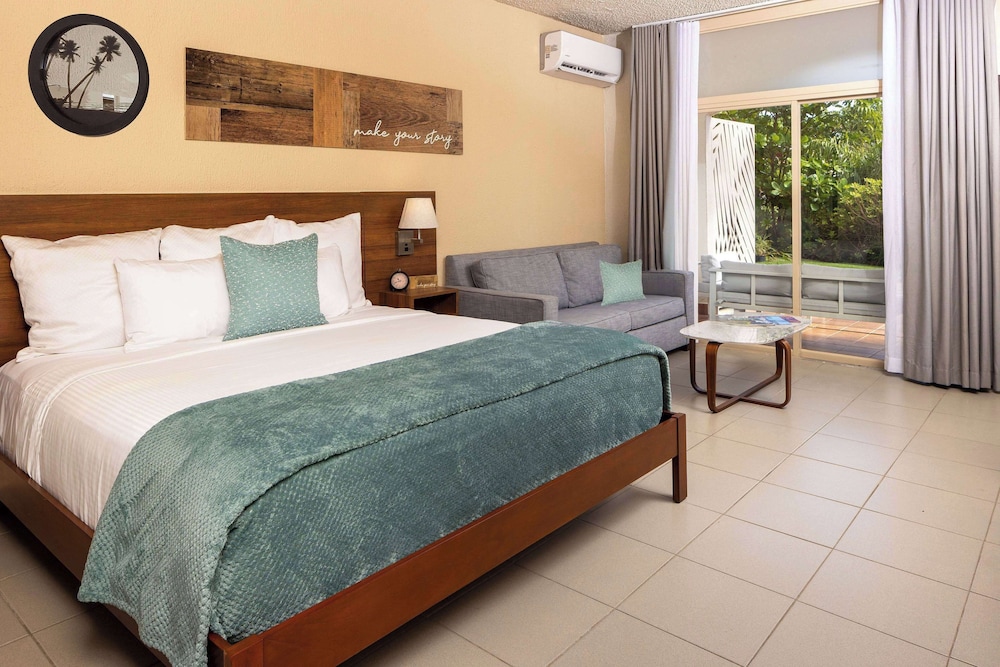 Collection, King Bed, Garden View