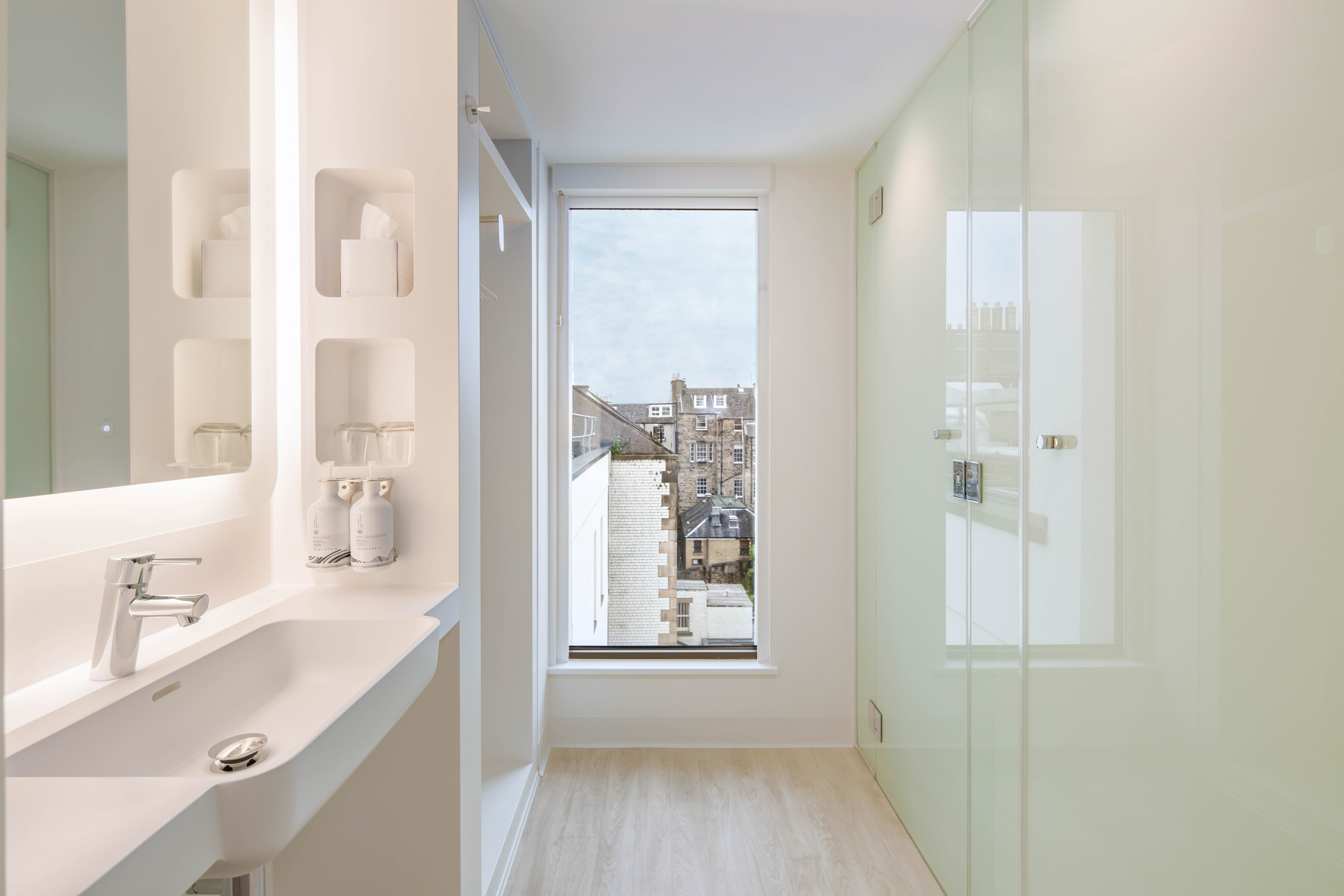 غرفة عائلية بسرير بطابقين، YOTEL Edinburgh, Select by Hilton 2/3