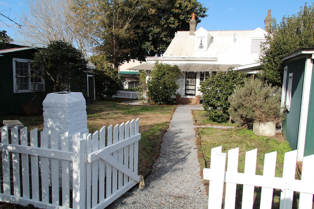 Riverboat Bed & Breakfast 40/43