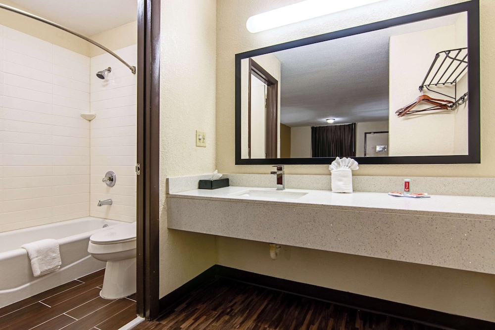 غرفة قياسية بسرير كينج للمدخنين، Econo Lodge Inn And Suites Matthews Charlotte 4/4
