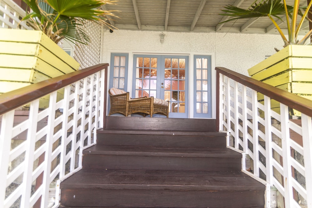 Bequia Beachfront Villa Hotel 10/83