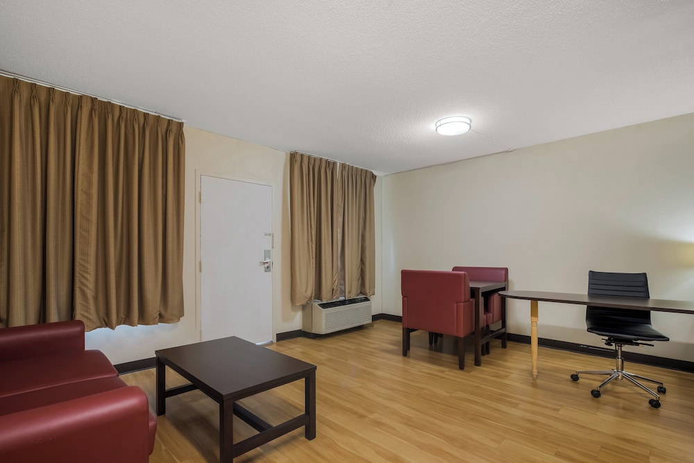 Red Roof Inn & Suites Statesboro - University 31/45