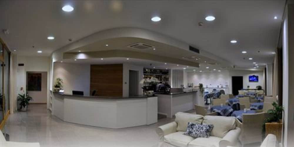 Tullio Hotel 8/47
