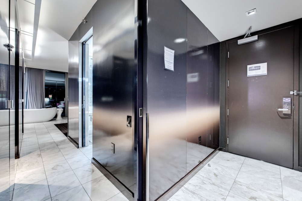 StripViewSuites at Palms Place 12/79