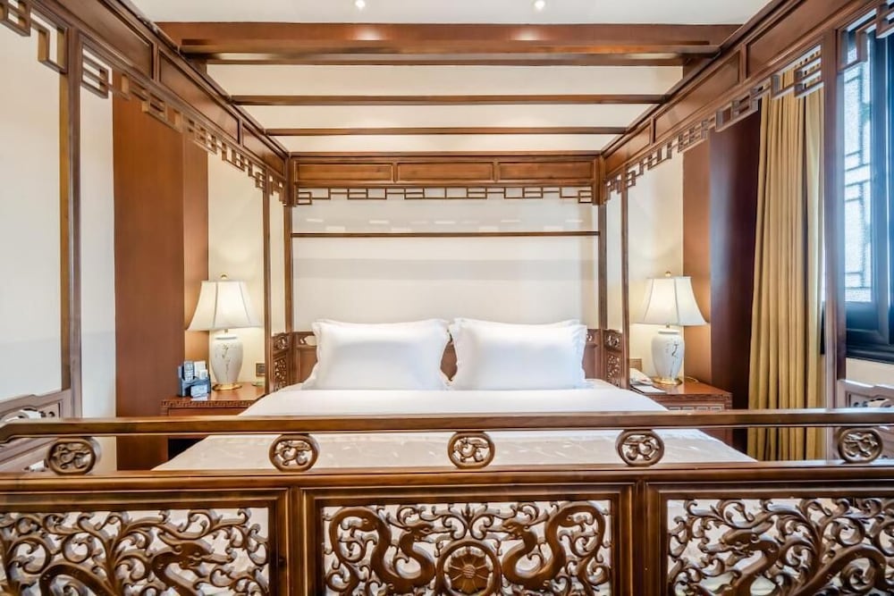 SIGNATURE, SUITE