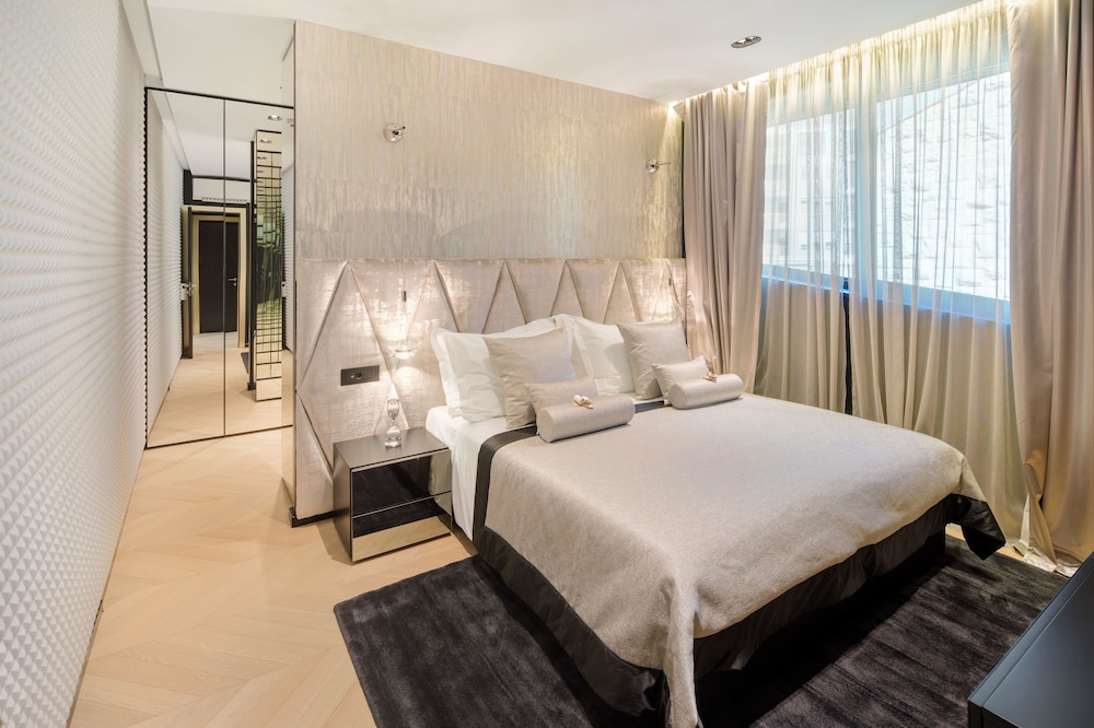 All Suites Hotel Posh 16/65