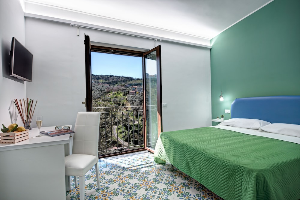 EXCLUSIVE, QUEEN BED, PARTIAL OCEAN VIEW