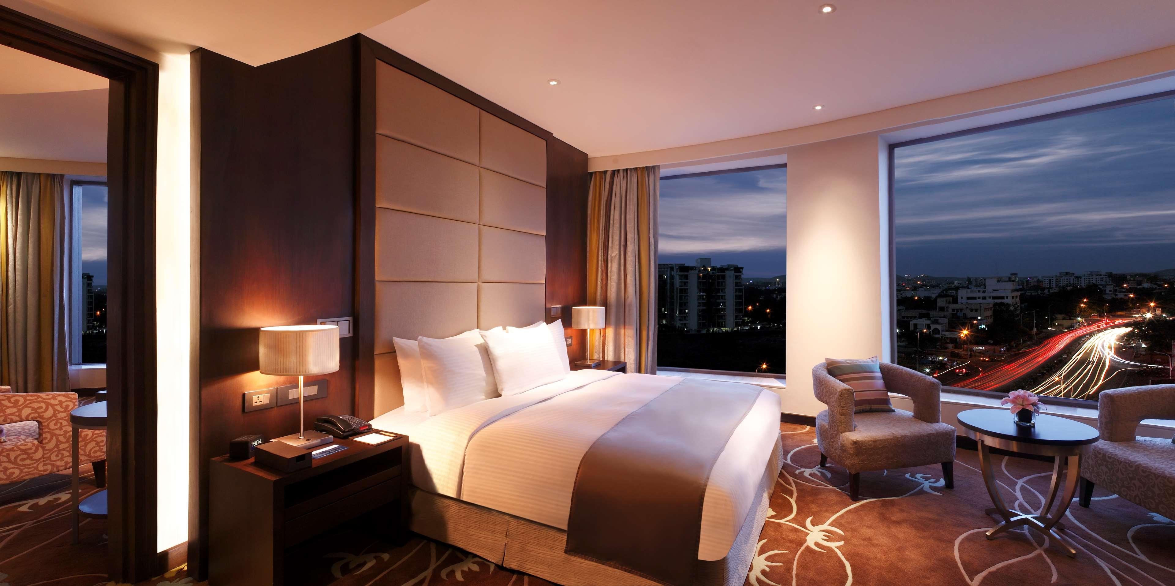 1 BEDROOM, SUITE, KING BED, CITY VIEW
