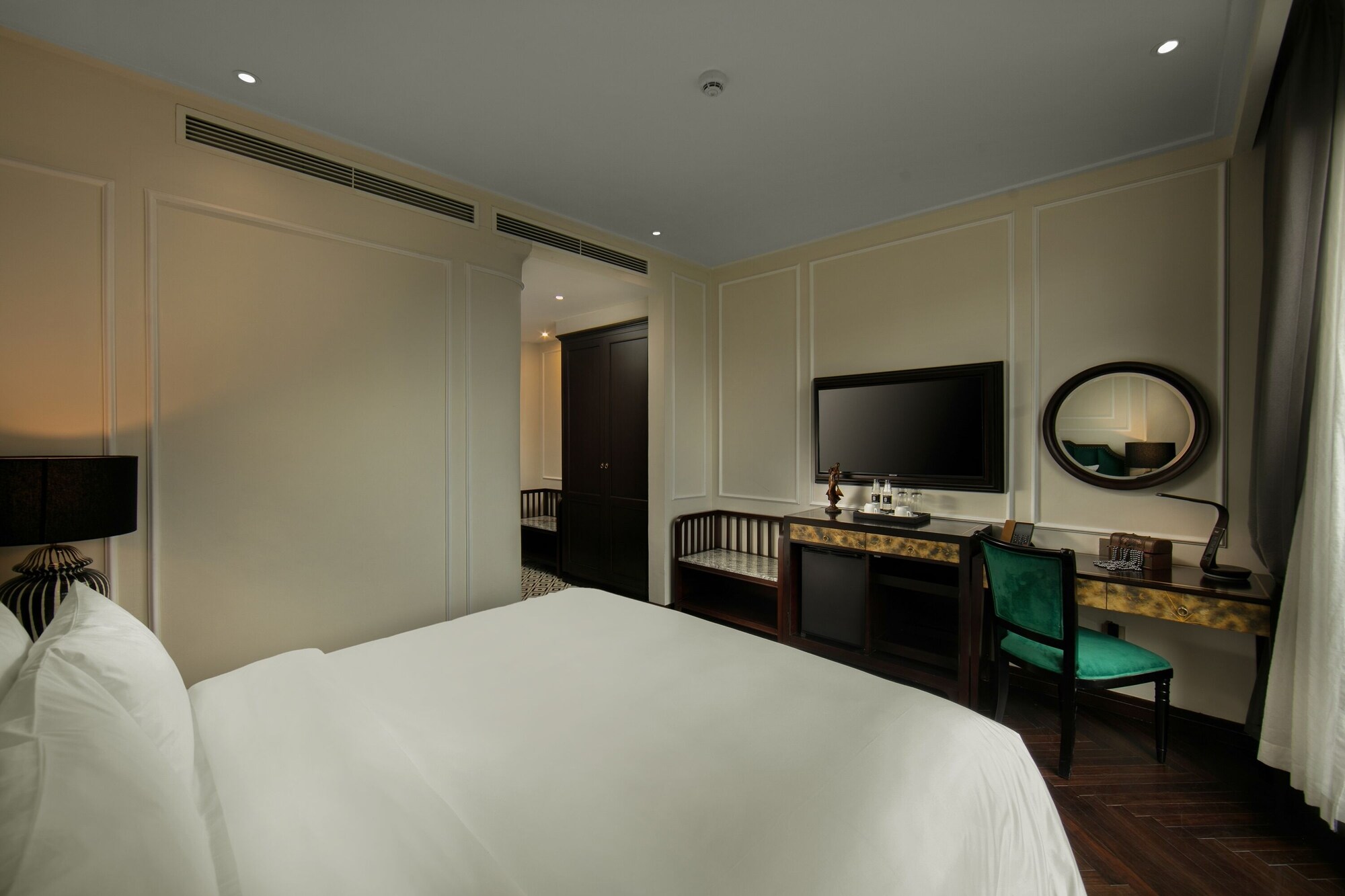 ROOM, CITY VIEW