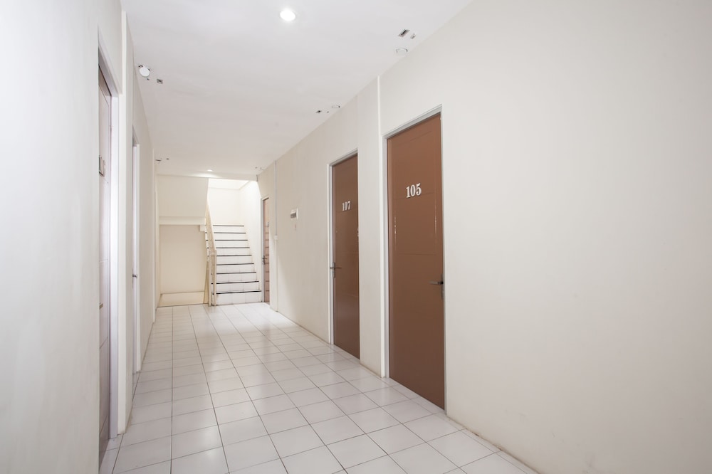RedDoorz Plus near Galaxy Mall 18/39