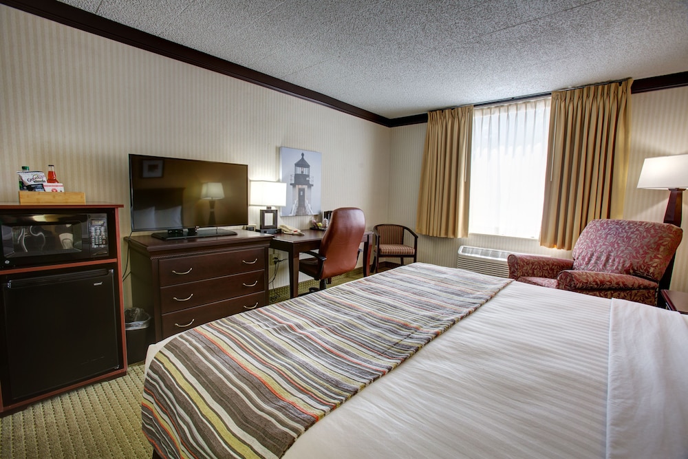 Country Inn and Suites by Radisson, Traverse City, MI 17/46