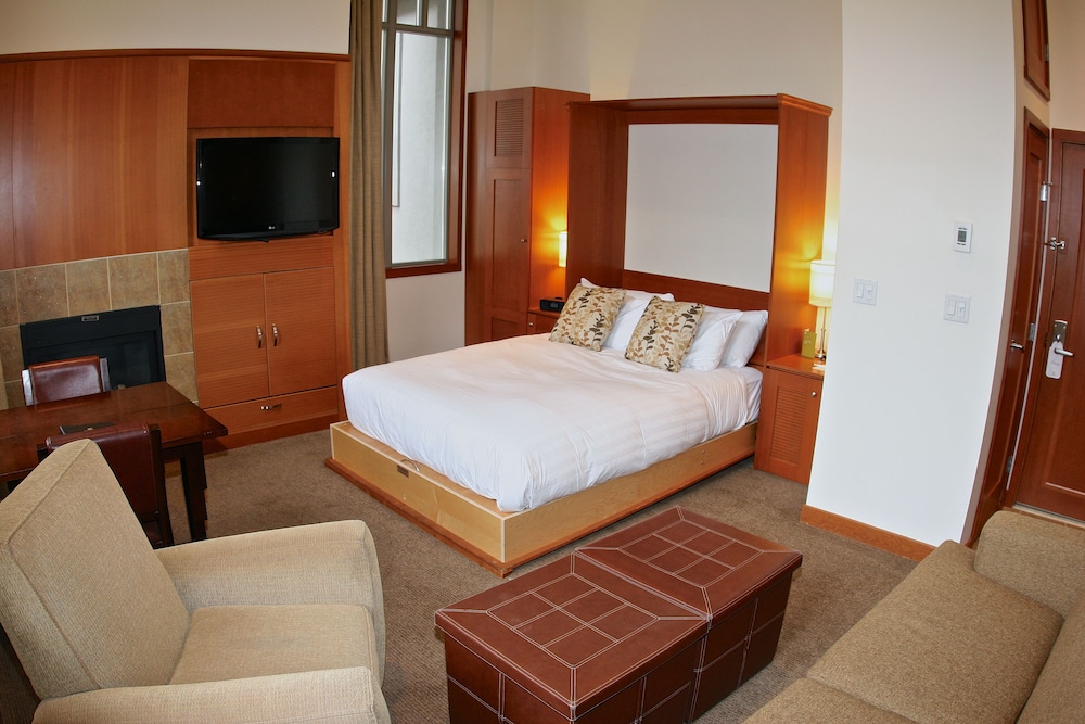 STUDIO, SUITE