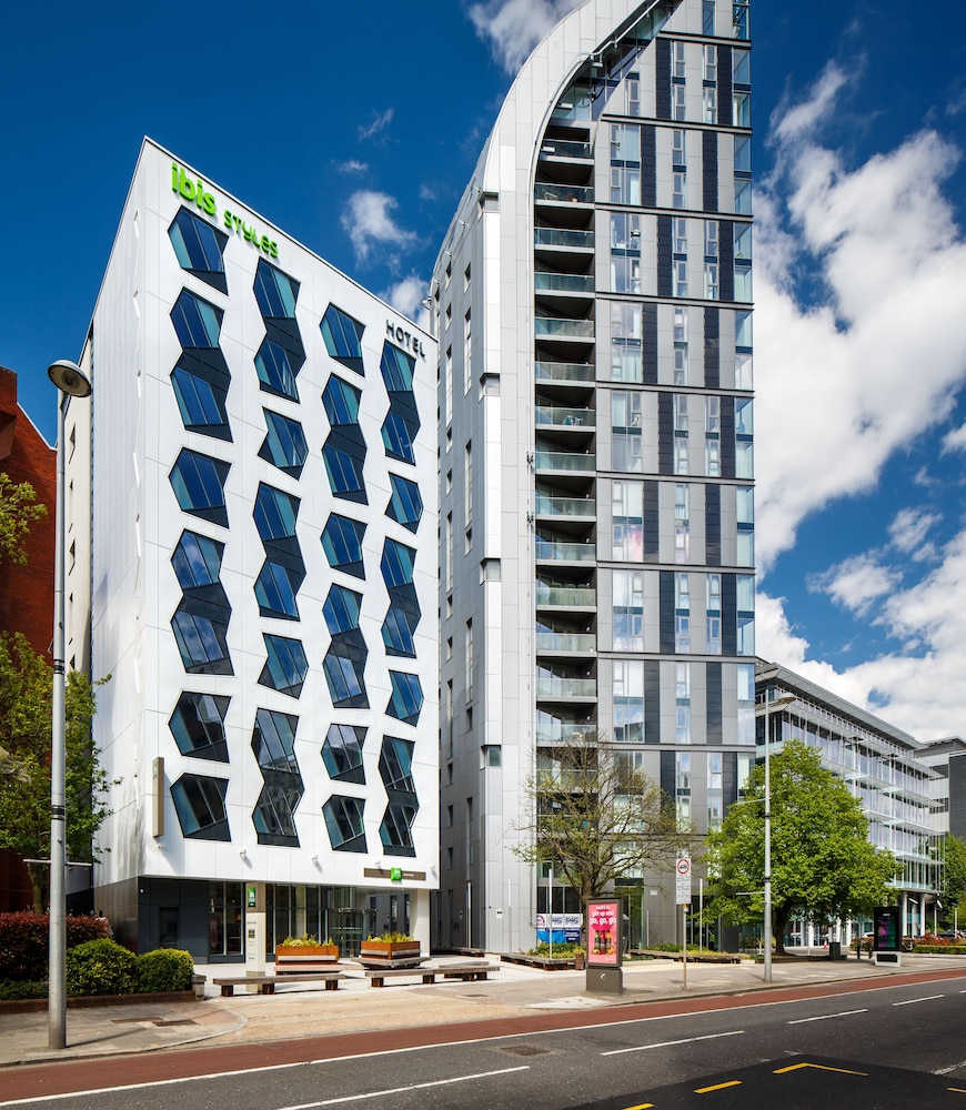 IBIS STYLES LONDON EALING 6/76