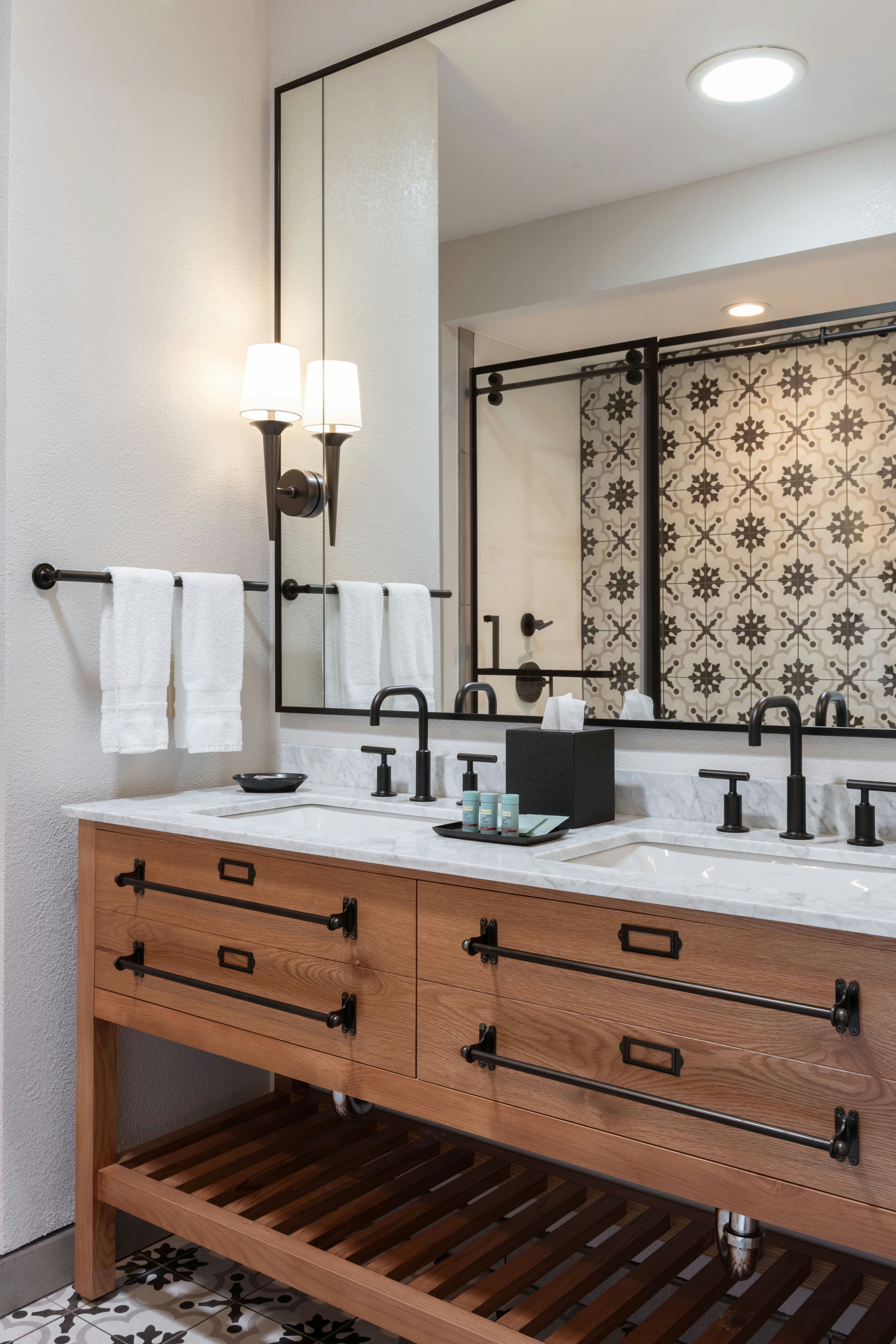 Room, King Bed, Balcony or Patio، The Lodge at Healdsburg, tapestry Collection by Hilton 6/7