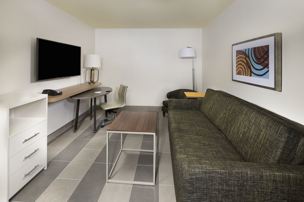 Holiday Inn And Suites Arden Asheville Airport 37/51