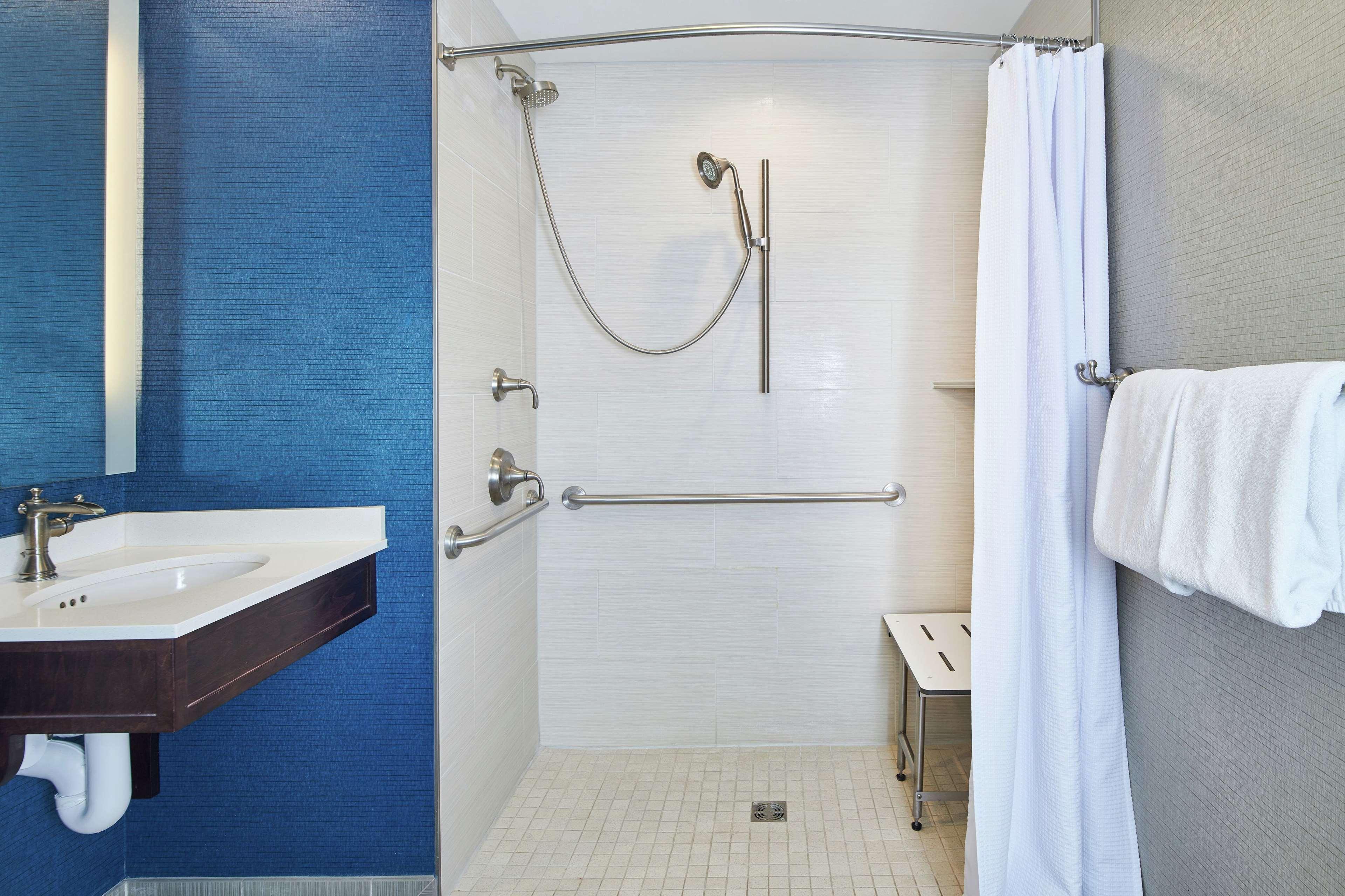 غرفة بسرير كينج لذوي الإعاقة، Hotel Alex Johnson Rapid City Curio Collection By Hilton 5/6