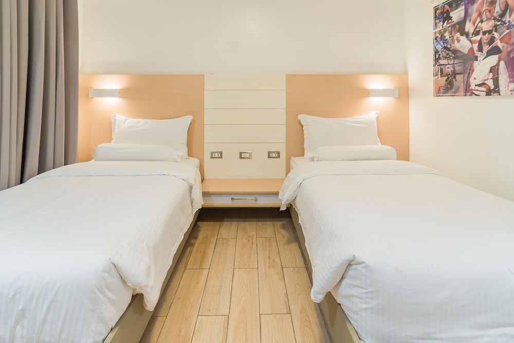 Heroes Hotel 17/63