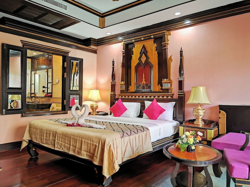DELUXE POOL VIEW ROOM