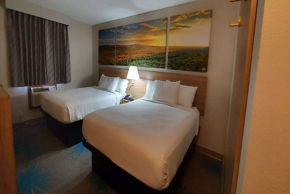 Room, 2 Queen Beds, Pet Friendly, Days Inn by Wyndham Willmar 4/9
