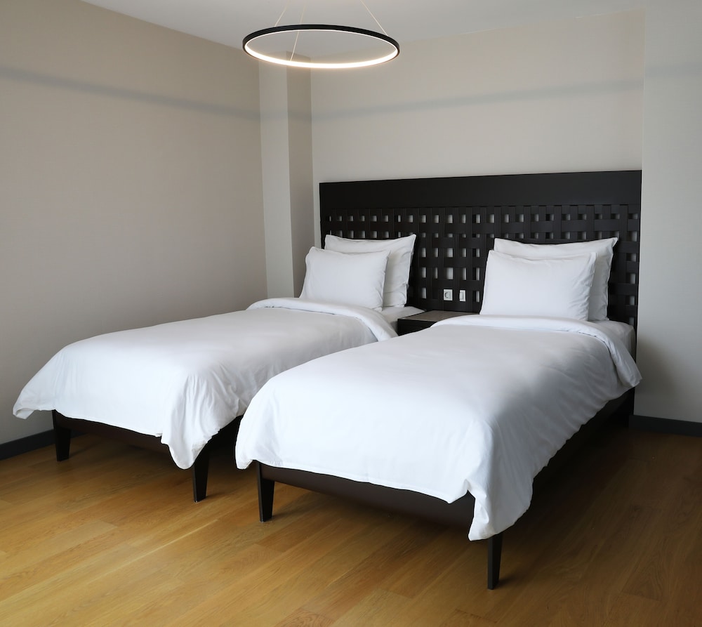 Sea, Suite, Twin Beds, King Bed, 2 Queen Beds 4/8