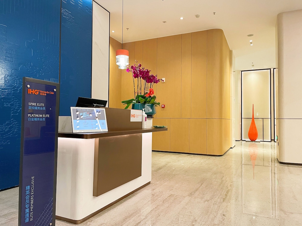 Holiday Inn Express Shenzhen Longhua 8/77